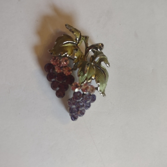 Vintage women's ESTATE rhinestone grape brooch pin - Picture 4 of 4